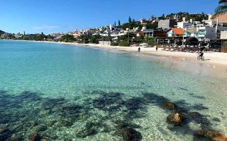 Mar esverdeado e cristalino da praia de Bombinhas, em Santa Catarina, em dia de céu azul