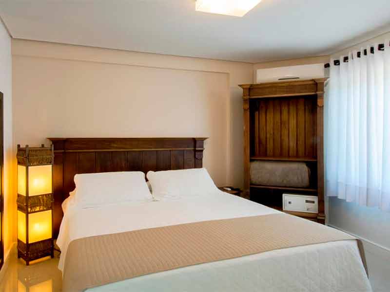Quarto do hotel Bora Bora, em Bombinhas, com cama de casal e armário
