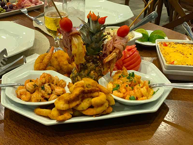 Sequência de camarão com diversos tipos de pratos do Casa da Praia, em Bombinhas, SC