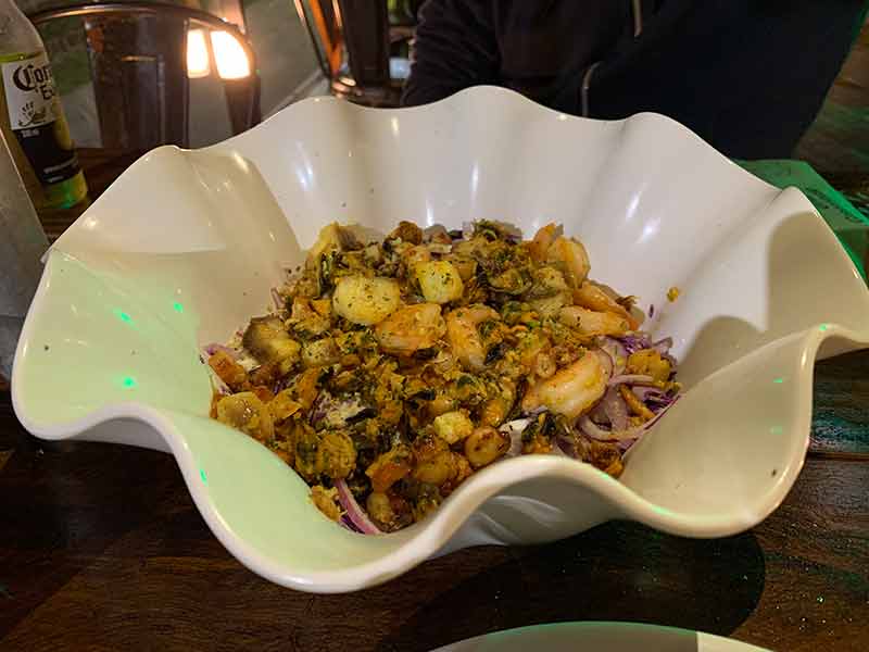 Salada de frutos do mar em vasilha branca do Green House, em Bombinhas, SC