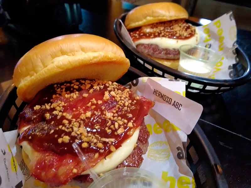 Dois hambúrgueres Hermoso ABC com catupiry e bacon do Hermoso Burger