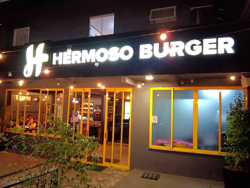 Entrada do Hermoso Burger, em Bombinhas, SC, com vagas para estacionar