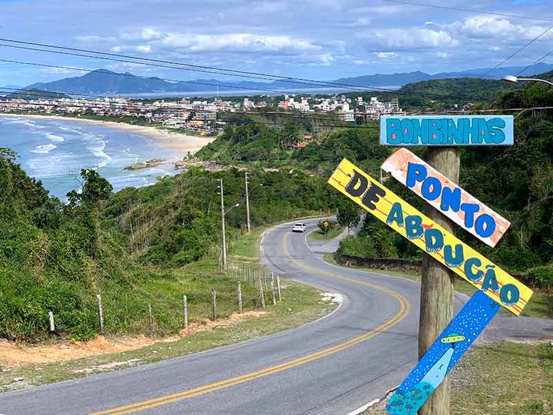 Vista da praia e da vegetação a partir do Mirante de Mariscal, dica do que fazer em Bombinhas, SC