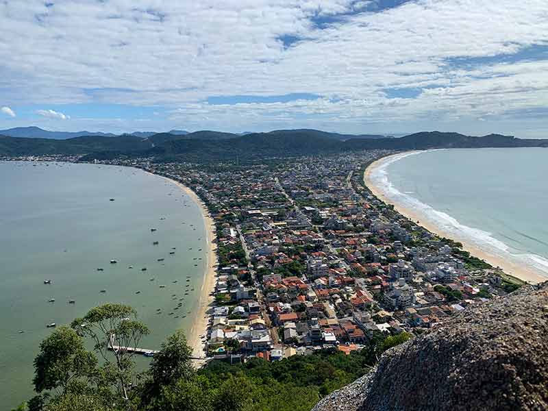 Vista do Morro do Macaco com duas praias e cidade no meio