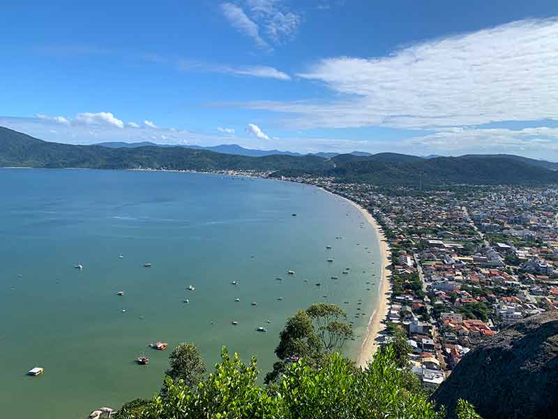 Vista do mar e da cidade de Bombinhas no Morro do Macaco