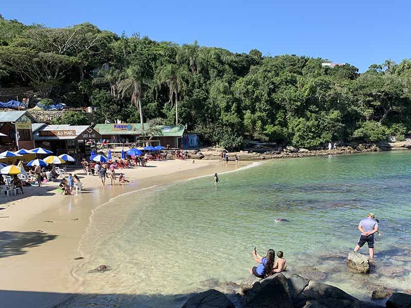 Mãe e filha tiram foto na Praia da Sepultura em Bombinhas