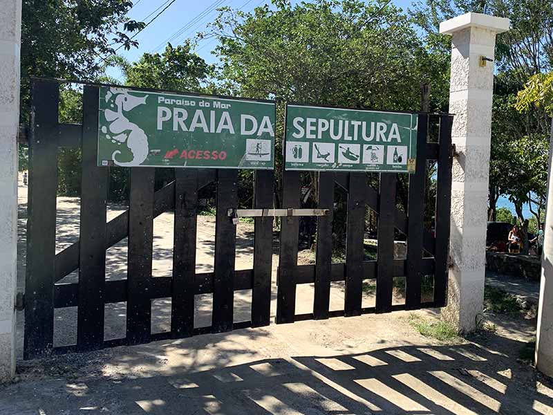 Placa do estacionamento de acesso à Praia da Sepultura em Bombinhas