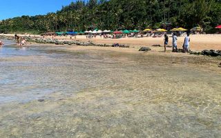 Piscinas naturais da Praia do Amor em dia de céu azul, dica do roteiro em Pipa