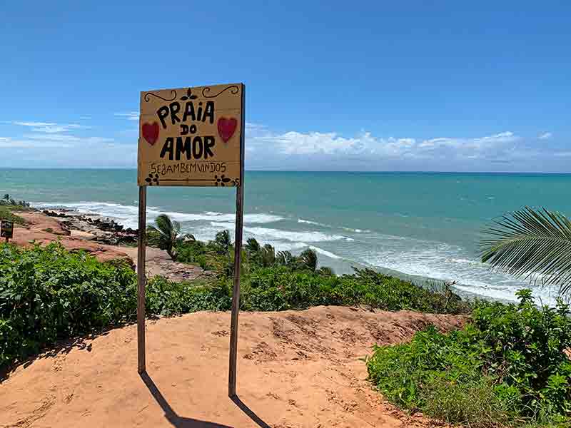 Placa da Praia do Amor com vista para o mar, dica do roteiro em Pipa