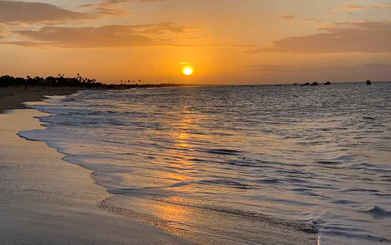 Pôr do sol no mar em praia de São Miguel do Gostoso