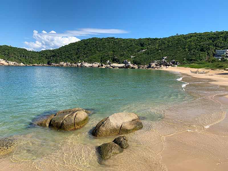 Mar esverdeado e vazio da praia da Tainha, em Bombinhas, SC