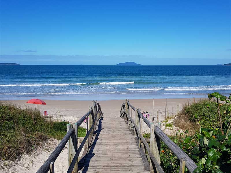 Passarela na areia com vista para o mar da Praia Mariscal