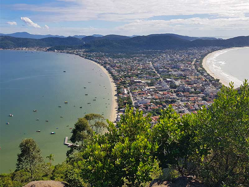 Casas de Bombinhas vistas do alto do Morro do Macaco