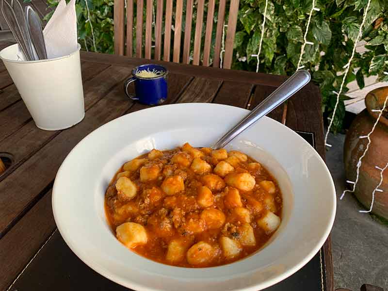 Prato com nhoque à bolonhesa e queijo ralada da Tomatino Cantina Italiana