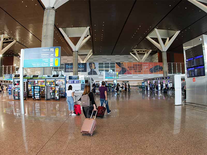 Passageiros na área de embarque do aeroporto de Campinas