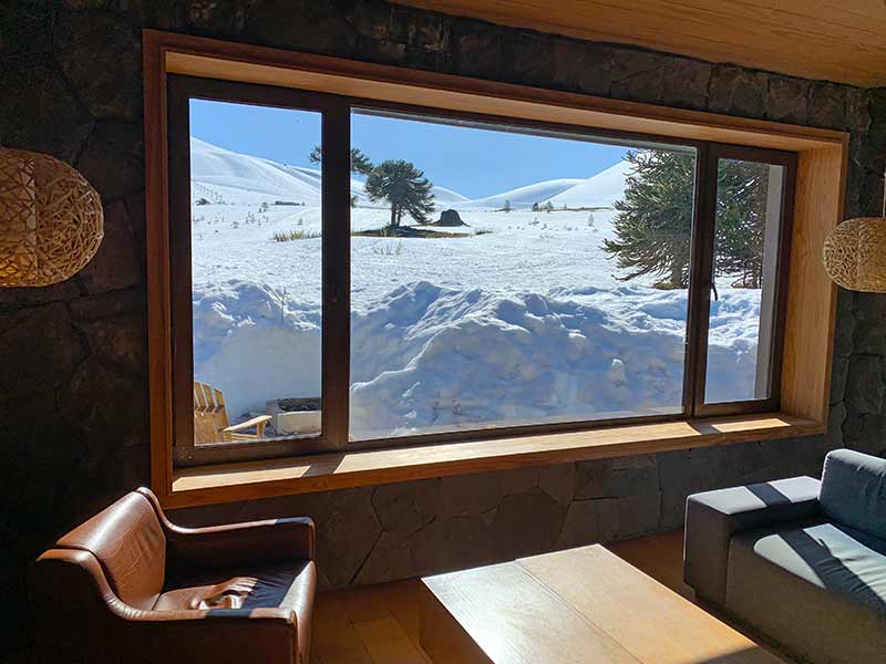 Vista da neve pela janela em restaurante em Corralco