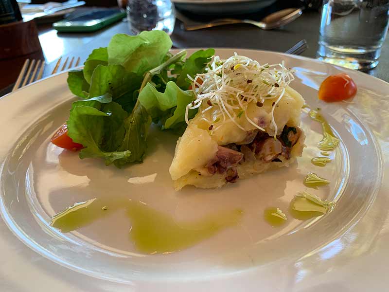Causa limeña com polvo e salada do restaurante em Corralco, na Araucanía