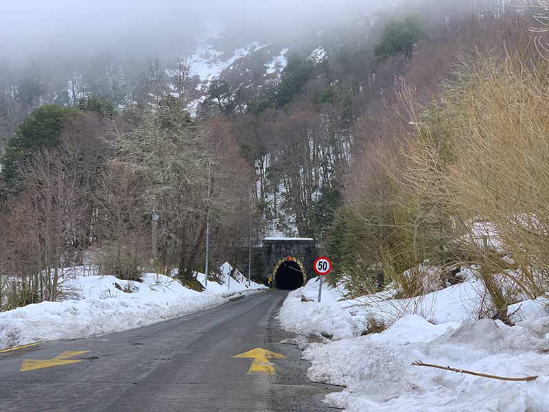Entrada do túnel Las Raíces, na Araucanía, no Chile, com neve e neblina