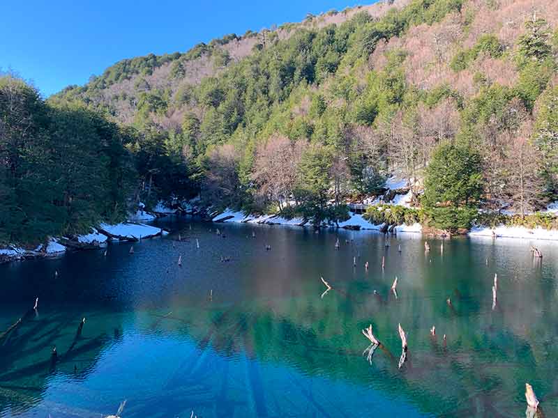 Laguna Arco-Íris em dia de céu azul no Parque Nacional de Conguillio, na Araucanía, no Chile