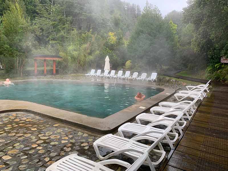 Fumaça sai de piscina nas Termas Huife, na Araucanía, no Chile