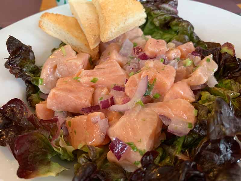 Tartare de salmão no restaurante das Termas Huife, em Pucón