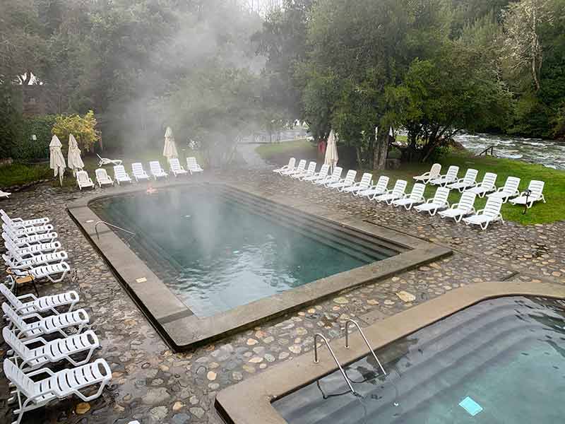 Fumaça saindo da piscina nas Termas Huife, em Pucón