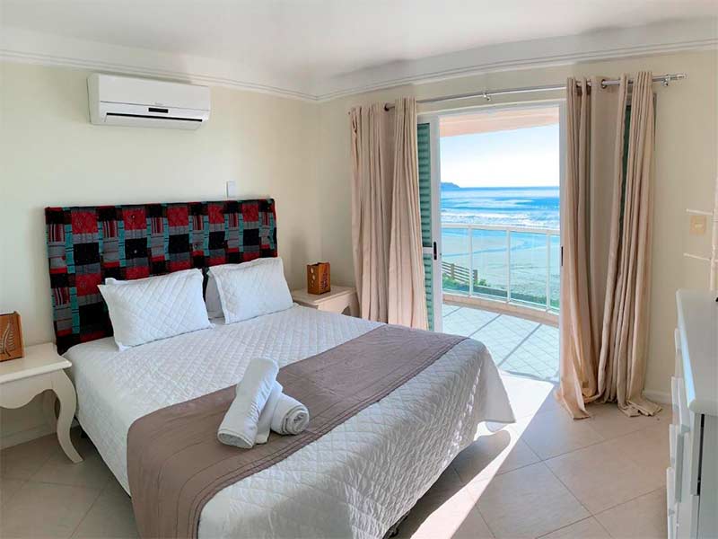 Quarto da Azores, dica de onde ficar em Bombinhas, com cama de casal e varanda com vista para o mar