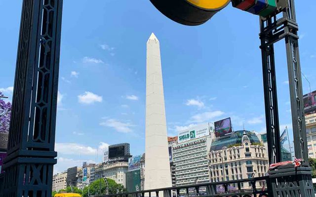 Vista do Obelisco de Buenos Aires com detalhe do metrô da cidade em dia de céu azul