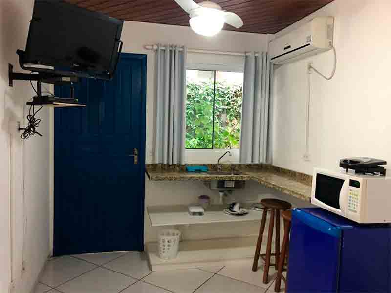 Cozinha com micro-ondas, frigobar e TV da Canário Azul