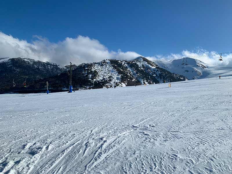 Montanhas cheias de neve em dia de céu azul em Corralco, na região da Araucanía, no Chile