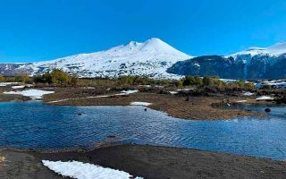 Vulcão e Laguna Verde no Parque Nacional de Conguillio, na Araucanía, no Chile