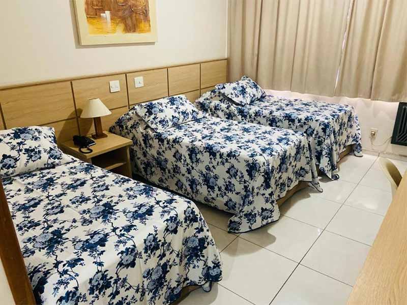Quarto com três camas do hotel Nacional Inn Campinas Trevo