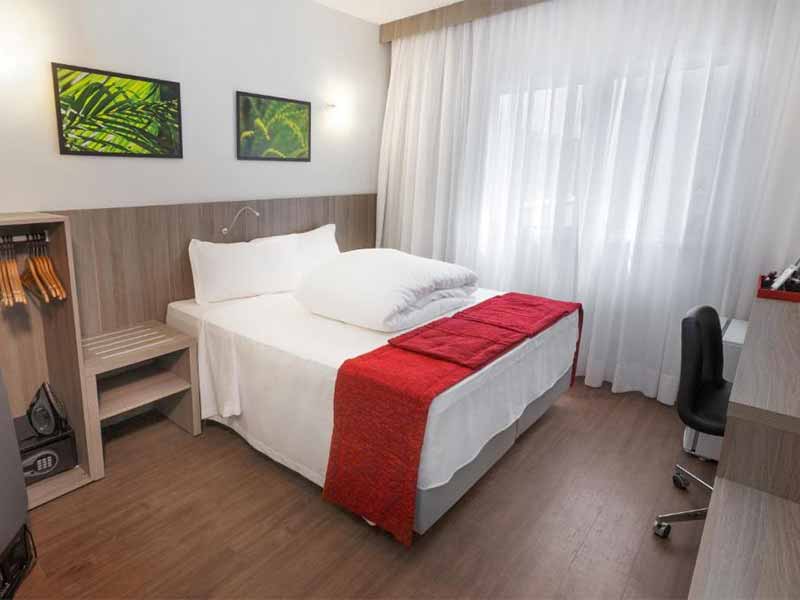 Suíte com cama de casal do Ramada by Wyndham Campinas