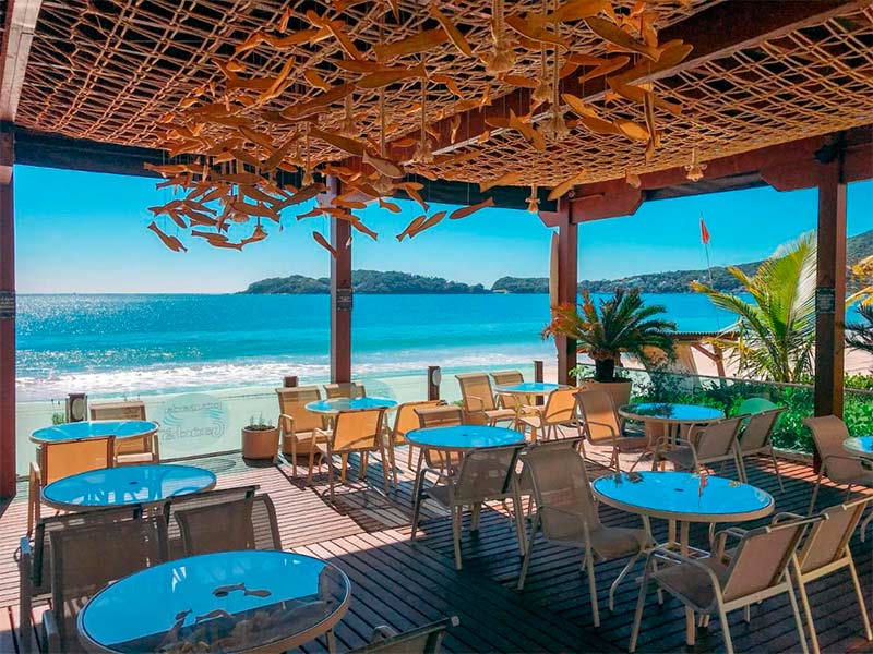 Área de restaurante da Pousada Gaúcha, dica entre as pousadas em Bombinhas, SC, em frente à praia