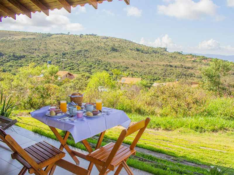 Mesa de café da manhã com vista para as montanhas na Pousada Gaya