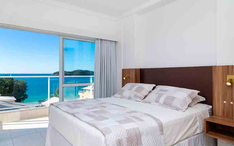 Quarto da Riviera Bombinhas, dica de pousada em Bombinhas, com cama de casal e varanda com vista para o mar