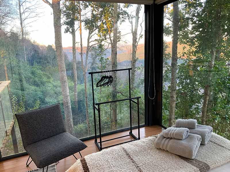 Quarto do Samadhi com vista para a natureza da região da Araucanía, no Chile