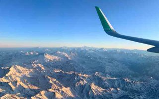 Cordilheira dos Andes vistas através da janela de avião da Sky Airline