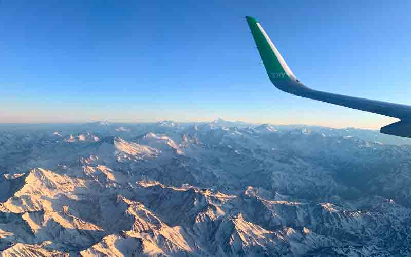 Cordilheira dos Andes vistas através da janela de avião