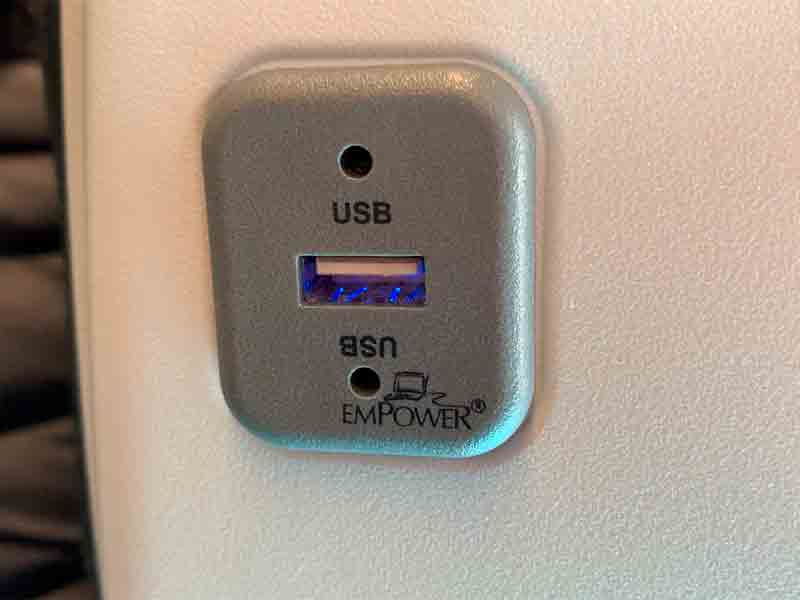 Entrada USB no avião para Santiago, no Chile