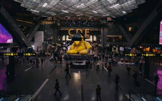 Urso amarelo no aeroporto de Doha, Qatar