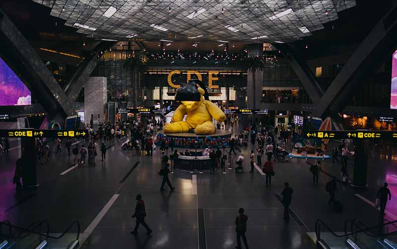 Urso amarelo no aeroporto de Doha, Qatar
