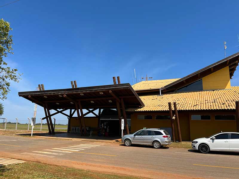 Entrada do Aeroporto de Bonito, MS, em dia de céu azul