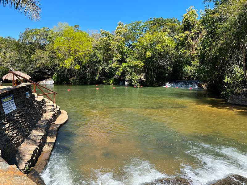 Rio vazio do Balneário do Sol em dia de céu azul