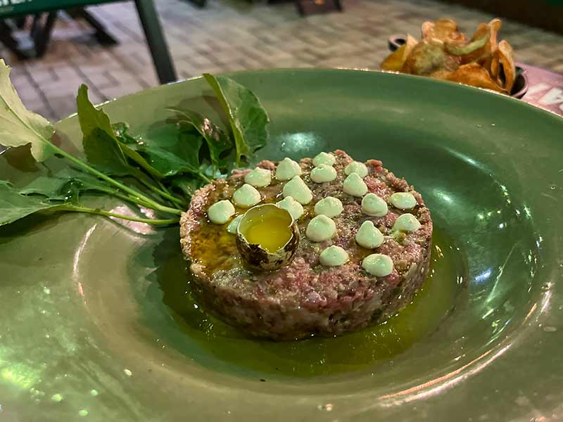 Steak tartare do Beco das Artes, em Bonito, com ovo de codorna cru em cima