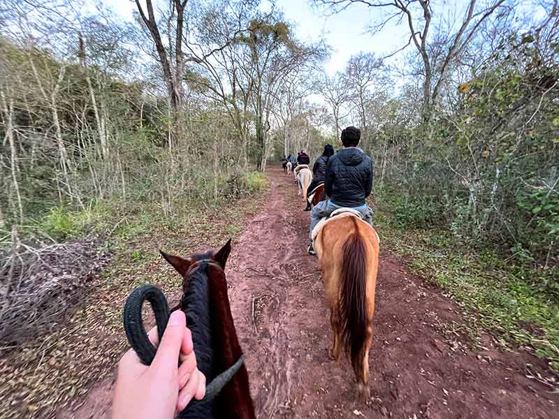 Pessoas andam a cavalo no Recanto do Peão