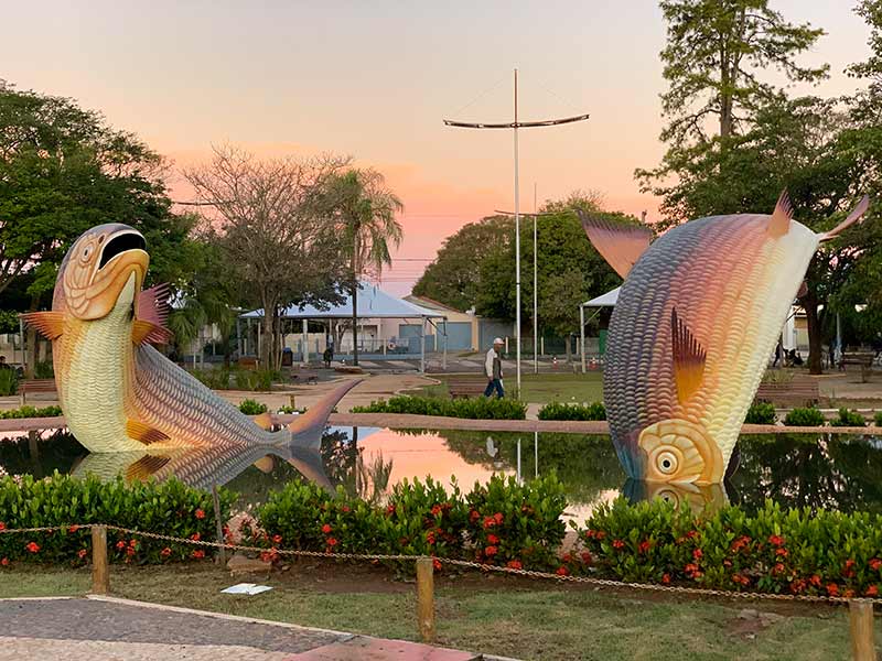 Monumento com peixes gigantes em praça em Bonito no final do dia