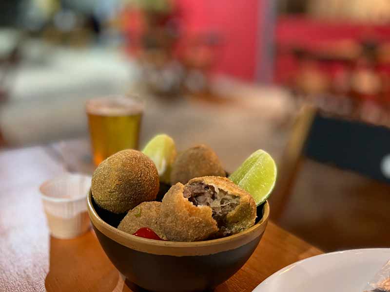 Bolinhos de mandioca com costela e queijo do Boteco Juanita