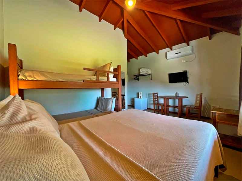 Quarto da Boyrá, dica de pousada em Bonito, com cama de casal e beliche