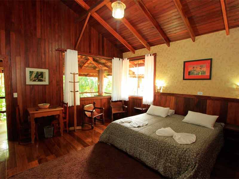 Quarto de madeira do Cabanas com cama de casal